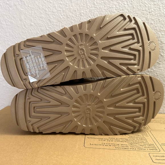 UGG Goldenstar Cozy Clog. Size 10. Color: Chestnut. - Picture 15 of 15